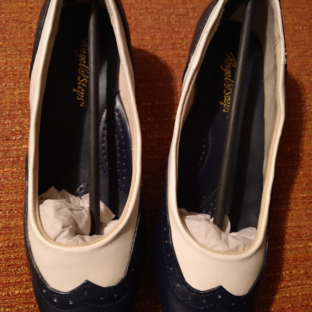 Ladies Size 6M Blue and White Oxford By Angel Wings